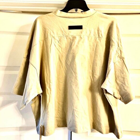 NWT FEAR OF GOD ESSENTIALS Short Sleeve 77 Football T-Shirt Wheat M - Picture 4 of 6